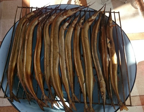 Приготовление рыбы-иглы горячего и холодного копчения
